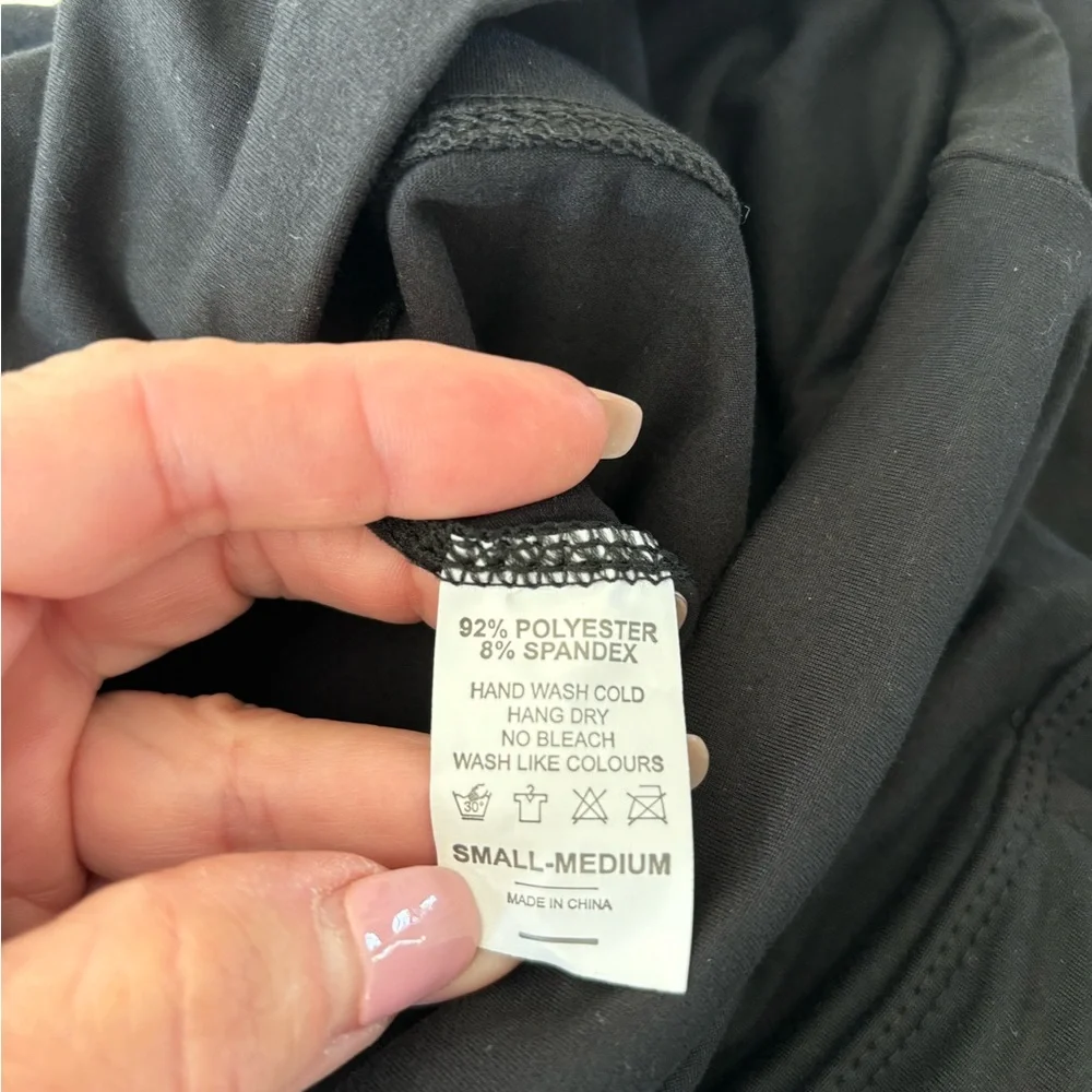 Little girls, black yoga pants with pockets.‎ Size small/medium.